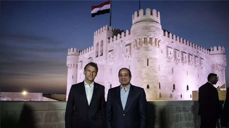 سر اختيار «قايتباي».. خبير أثري يكشف كواليس زيارة «السيسي» وماكرون للإسكندرية