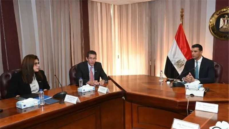 وزير الصناعة يبحث مع سيمكس التوسع وخفض الانبعاثات وتعزيز الإنتاج المحلي