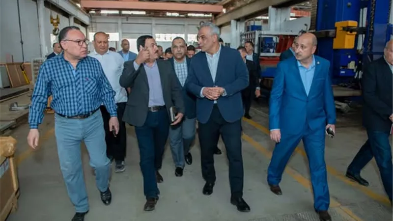 جولة مفاجئة لوزير الإنتاج الحربي داخل خطوط إنتاج «أبو زعبل للصناعات الهندسية»