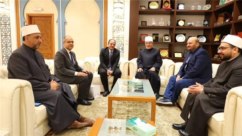 نائب رئيس هيئة الرقابة النووية يزور مفتي الجمهورية تقديرا لدعمه لمجلة الهيئة