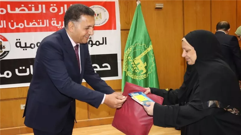 محافظ القليوبية يسلّم تأشيرات وملابس الإحرام لـ45 من حجاج الجمعيات الأهلية