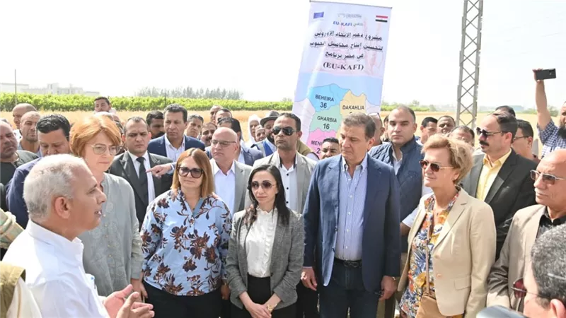 محافظ البحيرة ووزير الزراعة وسفيرة الاتحاد الأوروبي يشهدون حصاد القمح بدنشال 