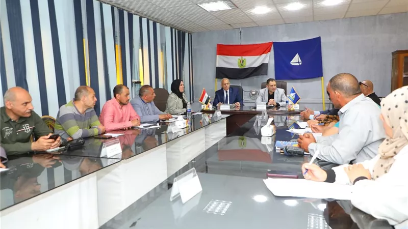 محافظ دمياط يواصل مبادرة «المحافظ هيجيلك» بلقاء موسع مع أهالي الزرقا