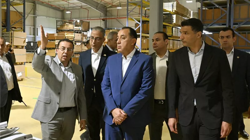 رئيس الوزراء يتفقد مصنع 