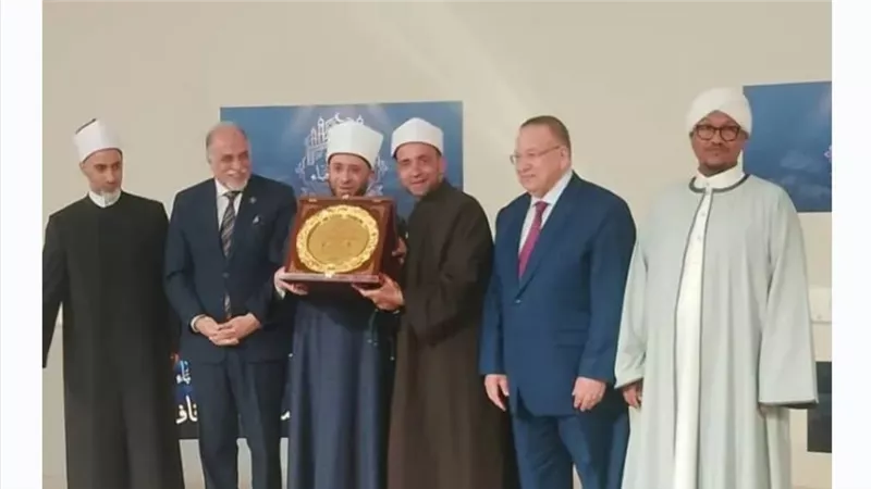 وزير الاوقاف يكرم د.احمد ماهر  لحصوله علي المركز الثالث