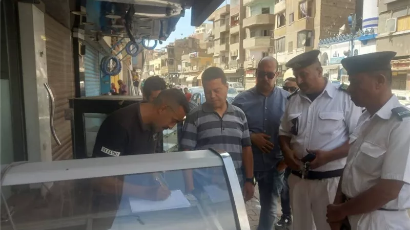 حملة مكبرة لرفع الإشغالات وتحسين النظافة بشارع أحمد عرابي بحي الأربعين بالسويس