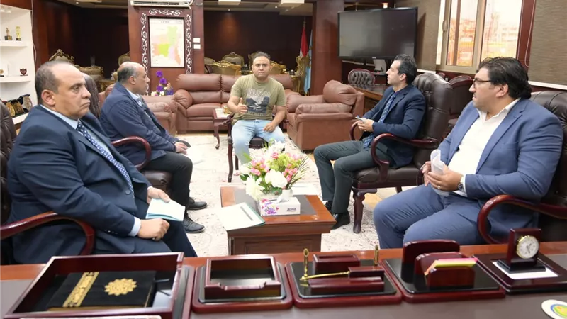 محافظ الغربية يواصل لقاءاته مع المواطنين ويحوّل الشكاوى إلى قرارات فورية 