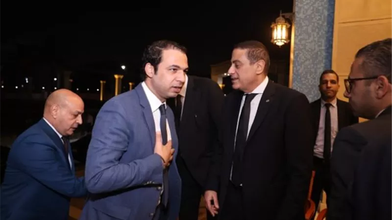 رجل الأعمال علي سالم يؤدي واجب العزاء في شقيق مساعد وزير العدل