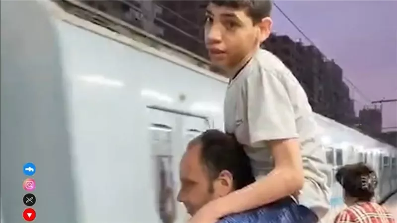 16 عامًا من الأمل والألم.. أب يحمل ابنه فوق أكتافه في رحلة البحث عن المعجزة