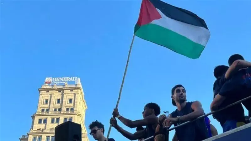 هانز فليك ينتقد لامين يامال بسبب علم فلسطين.. لماذا حدث ذلك؟ 
