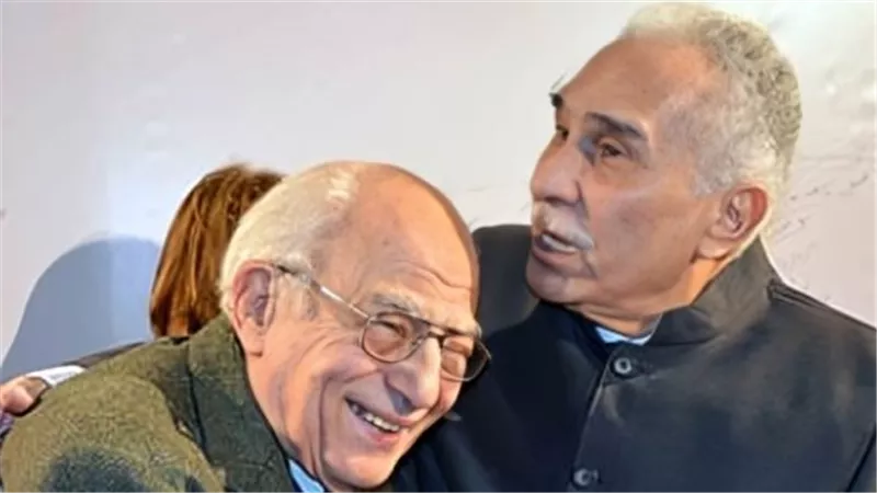 قضى عمره كله للفن .. رشوان توفيق يودع صديق عمره عبدالرحمن أبو زهرة |خاص