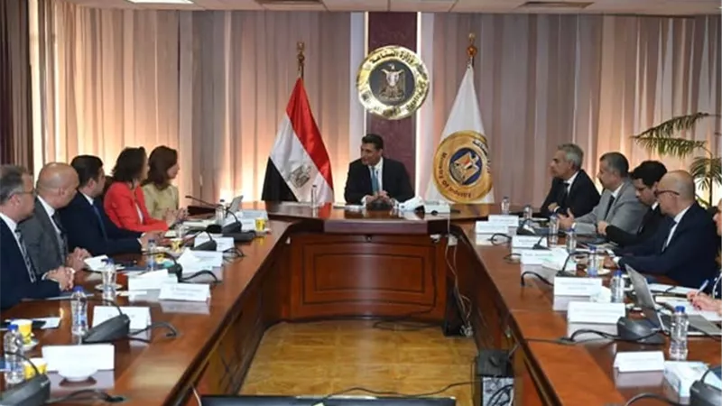 وزير الصناعة يبحث مع 
