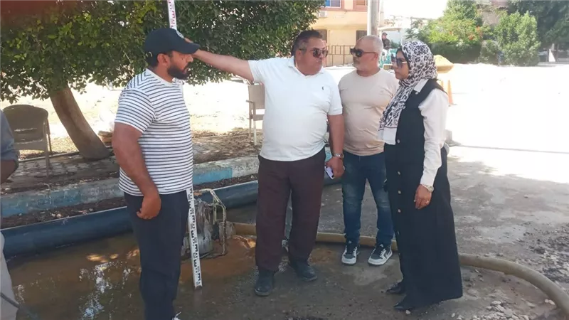 متابعة ميدانية عاجلة لإصلاح كسر ماسورة مياه بمنطقة النواة بحي فيصل بالسويس