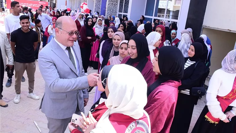 رئيس جامعة سوهاج يلتقي الطلاب لمتابعة مبادرة «وفرها تنورها» 
