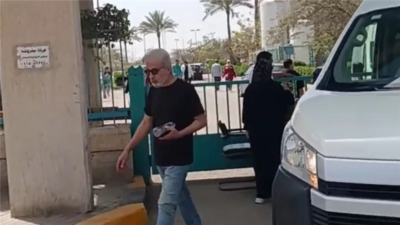 لتشييعه.. خروج جثمان عبدالرحمن أبو زهرة من المستشفى ومفيد عاشور يلازمه