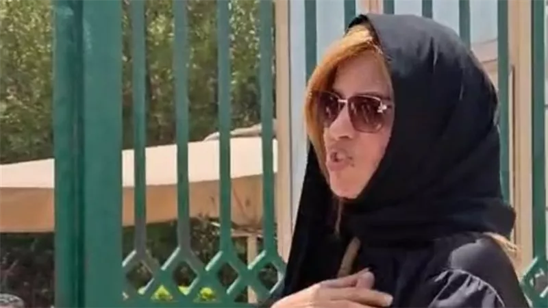 ملامح الحزن تسيطر على وفاء مكي في جنازة الفنان عبدالرحمن أبو زهرة