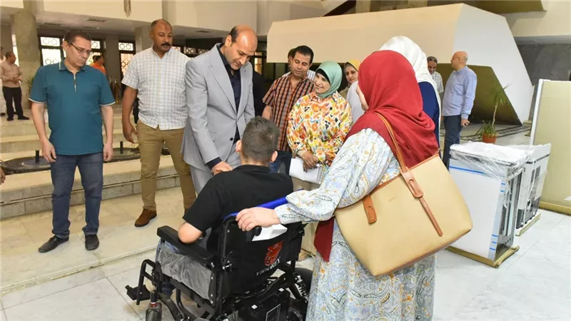 بين كرسي كهربائي وجهاز عروسة.. محافظ أسيوط يرسم البهجة لأسر بسيطة