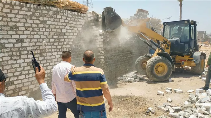 إزالات مستمرة في أسيوط.. والمحافظة تتحرك لاسترداد أراضي الدولة