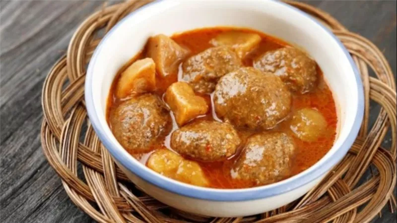     طريقة عمل كاري كرات الكفتة مع البطاطس بخطوات سهلة ولذيذة