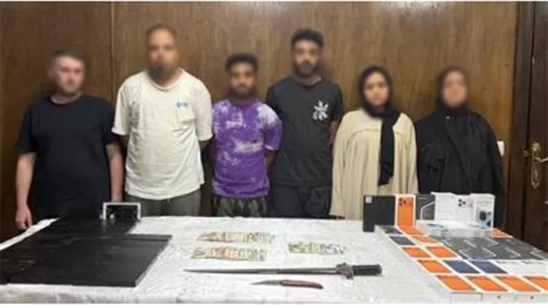 الأم وابنتها وراء الجريمة.. القبض على عصابة تهريب الهواتف داخل صفائح الجبن