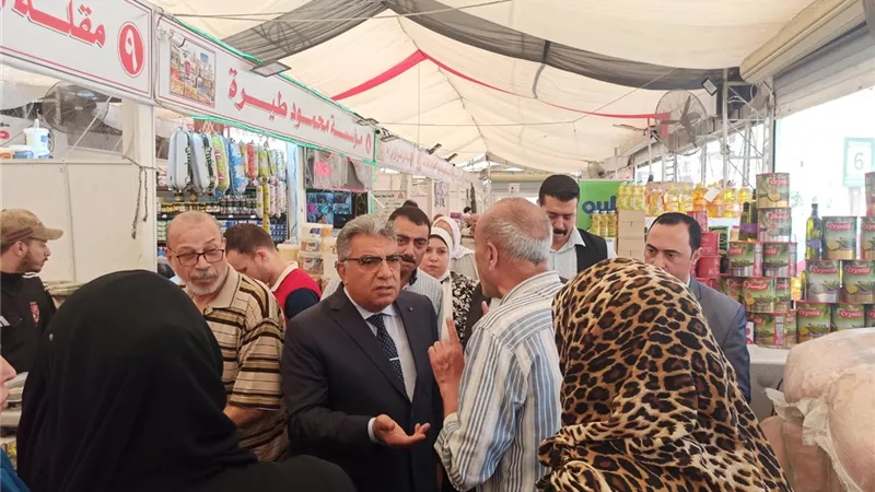 محافظ الدقهلية يتفقد المعرض الدائم للسلع الغذائية بحي شرق المنصورة