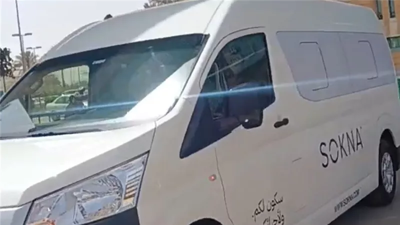 أسرة عبدالرحمن أبو زهرة تمر بجثمانه أمام مسجد الإمام الحسين