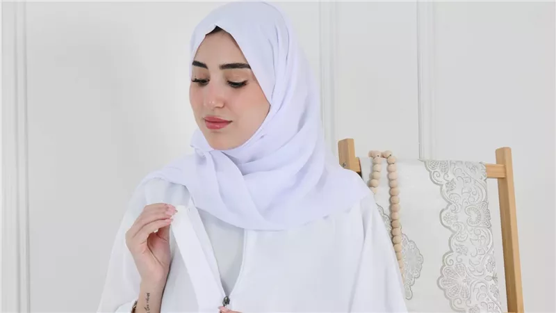 تصميمات عباية الحج.. الراحة والاحتشام في الأجواء الحارة