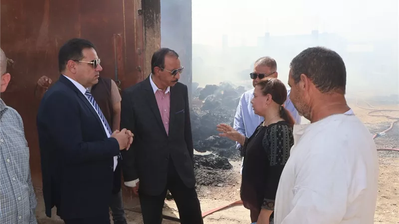 محافظ سوهاج يتابع ميدانيا جهود إخماد حريق مصنع طهطا بسوهاج