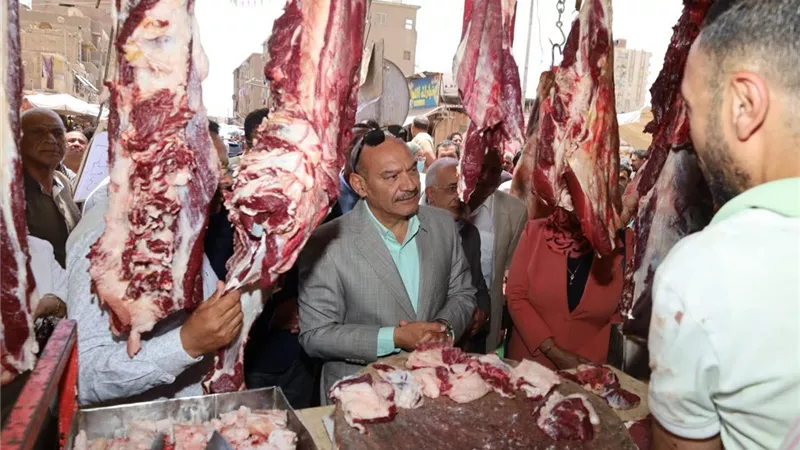 محافظ السويس يتفقد شادر لحوم بلدنا بشارع يحيى استعدادا لعيد الأضحى