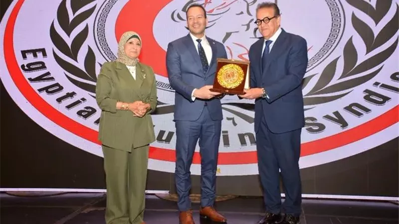 وزير الصحة يكرم وكيل صحة البحيرة خلال احتفالية اليوم العالمي للتمريض