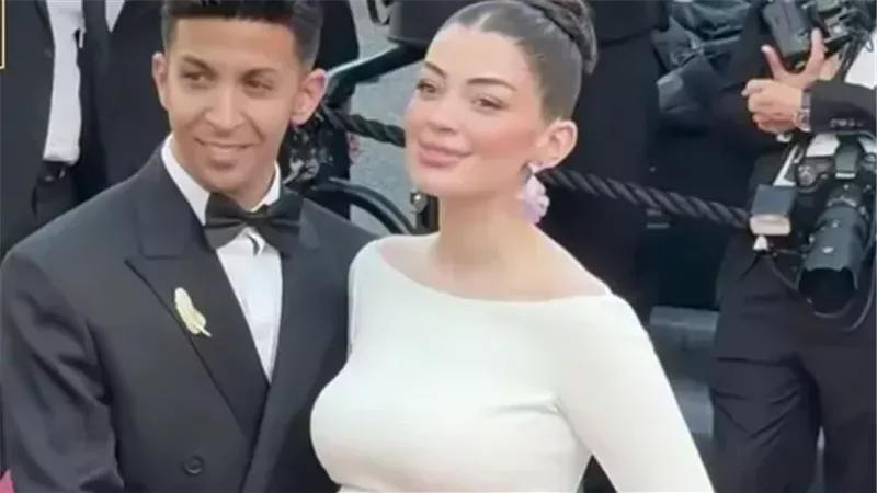 البيبي بنت.. ليلى زاهر تبرر حملها بإطلالة زهري ناعمة في مهرجان كان 