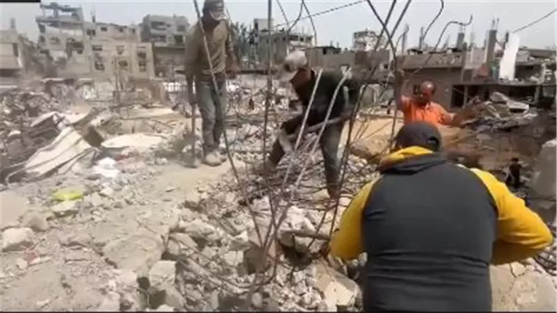 بمعدات بدائية.. كيف يستخرج سكان غزة رفات أسرهم من تحت الأنقاض|فيديو
