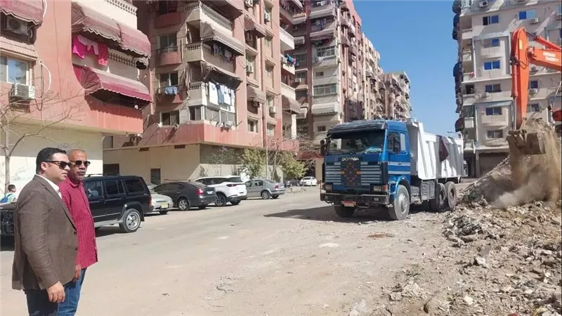 نائب محافظ بورسعيد يتابع أعمال إزالة الرتش بمنطقة بروتكس بحي الضواحي