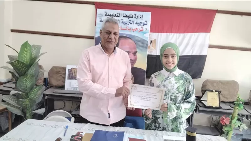 لحصولها على المركز الأول جمهوريًا في الإلقاء.. تعليم طهطا يكرم الطالبة ريناد 