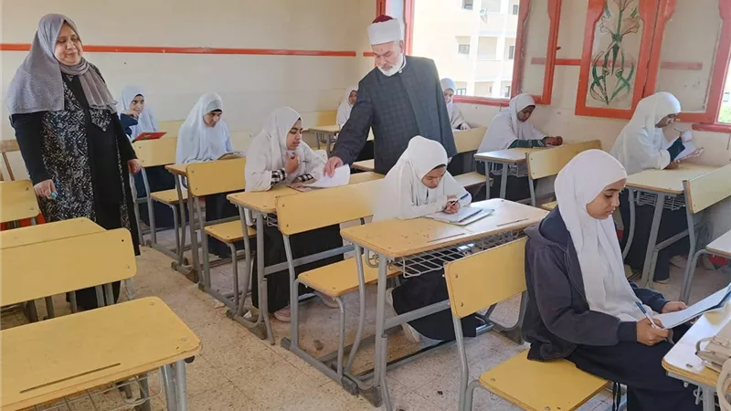 رئيس منطقة سوهاج الأزهرية يتفقد لجان الامتحانات ويؤكد على الانضباط  