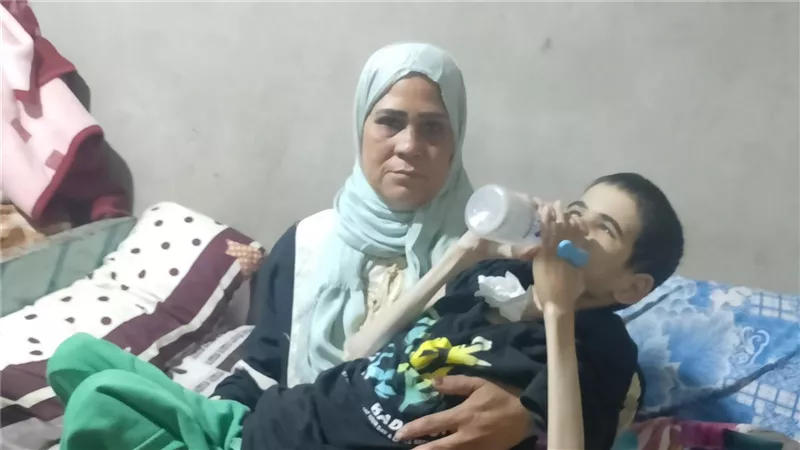 بيرضع من الببرونة»..مأساة الشاب كريم إبراهيم ابن بنهاووالدته تستغيث بالمسئولين