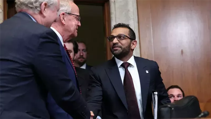 سيناتور أمريكي يتهم مدير FBI بالافراط في تعاطي الكحول