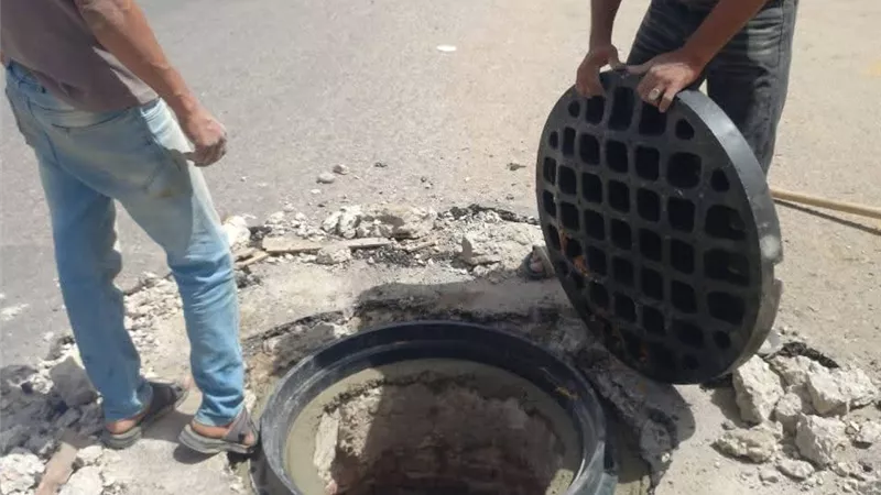حي فيصل بالسويس يواصل الاستجابة الفورية لشكاوى المواطنين وصيانة أغطية الصرف 
