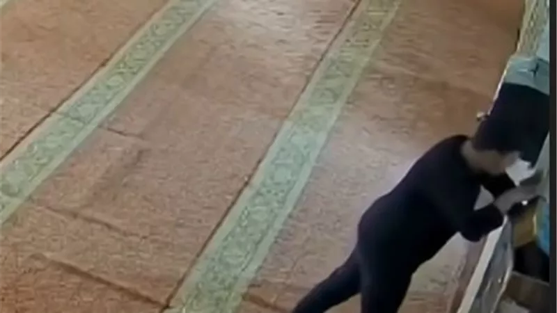 «نهب أموال المحتاجين».. شاب يسرق صندوق تبرعات أحد المساجد بسوريا