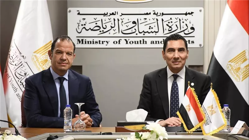وزير الشباب والرياضة يعقد اجتماع موسع مع مسؤولي شركة استادات