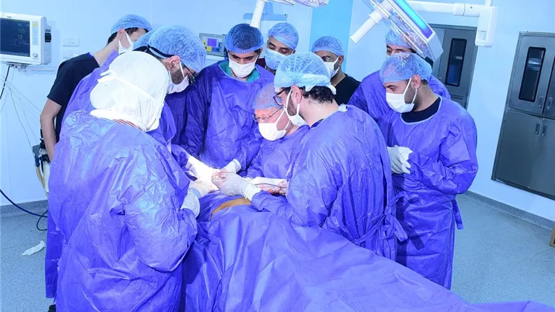 جراحة دقيقة تنقذ ذراع شاب من الشلل داخل مستشفيات جامعة سوهاج