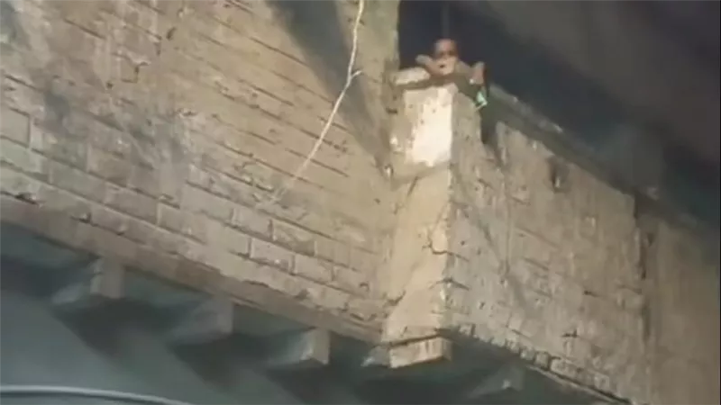 وحدة حماية الطفل بقنا تتحرك لإنقاذ طفل تركته أمه فى البلكونة وهو يبكي 
