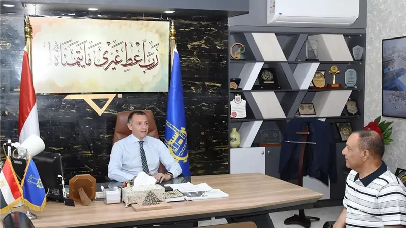 محافظ أسوان يلتقى برئيس شركة مياه الشرب والصرف الصحى الجديد