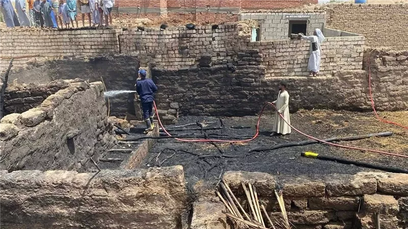 النيران التهمت حوش المواشي.. نفوق بقرة في حريق مفاجئ بقرية الغريرة جنوب الأقصر