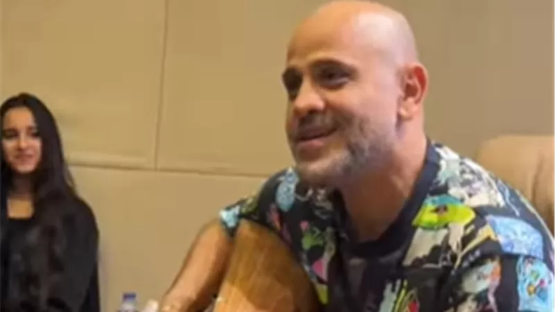 في وجود محمد عدوية.. عزيز الشافعي يدندن كلمات أغنية تباعا تباعا 