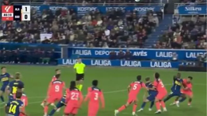 نتيجة وأهداف مباراة برشلونة وألافيس الشوط الثاني (0-1) في الدوري الإسباني