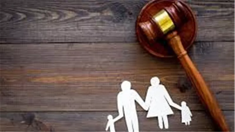 أم متضررة من قضايا الأسرة: بقالي سنتين بلف في المحاكم ولا عرفت أوصل لابني