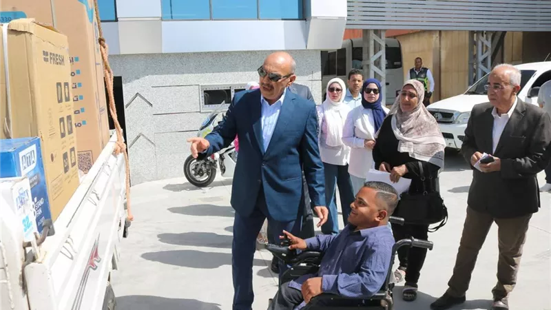 محافظ السويس يوفر فرص عمل ودعمًا إنسانيًا لأسرة عامل راحل وشاب من ذوي الهمم