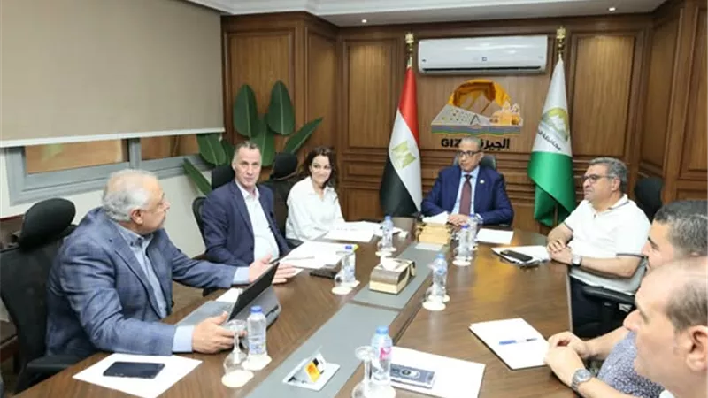 الأنصاري يناقش إنشاء ساحات انتظار ومناطق خدمية بمحيط محور الفريق كمال عامر