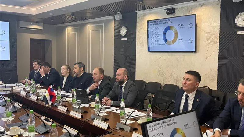 الصناعة تبحث مع الجانب الروسي تسريع تنفيذ المنطقة الصناعية المشتركة